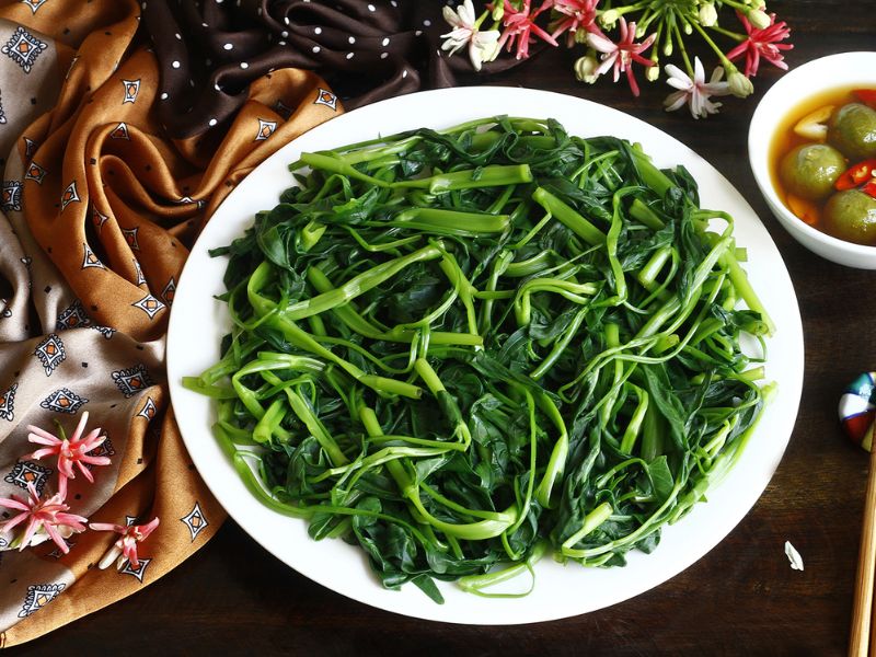 Mot-dia-rau-muong-luoc-chua-khoang-20–24 kcal